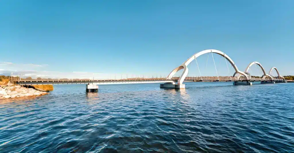 Sölvesborgsbron in Blekinge – moderne Fußgängerbrücke über die Ostsee, umgeben von Wasser und Küstenlandschaft in Sölvesborg