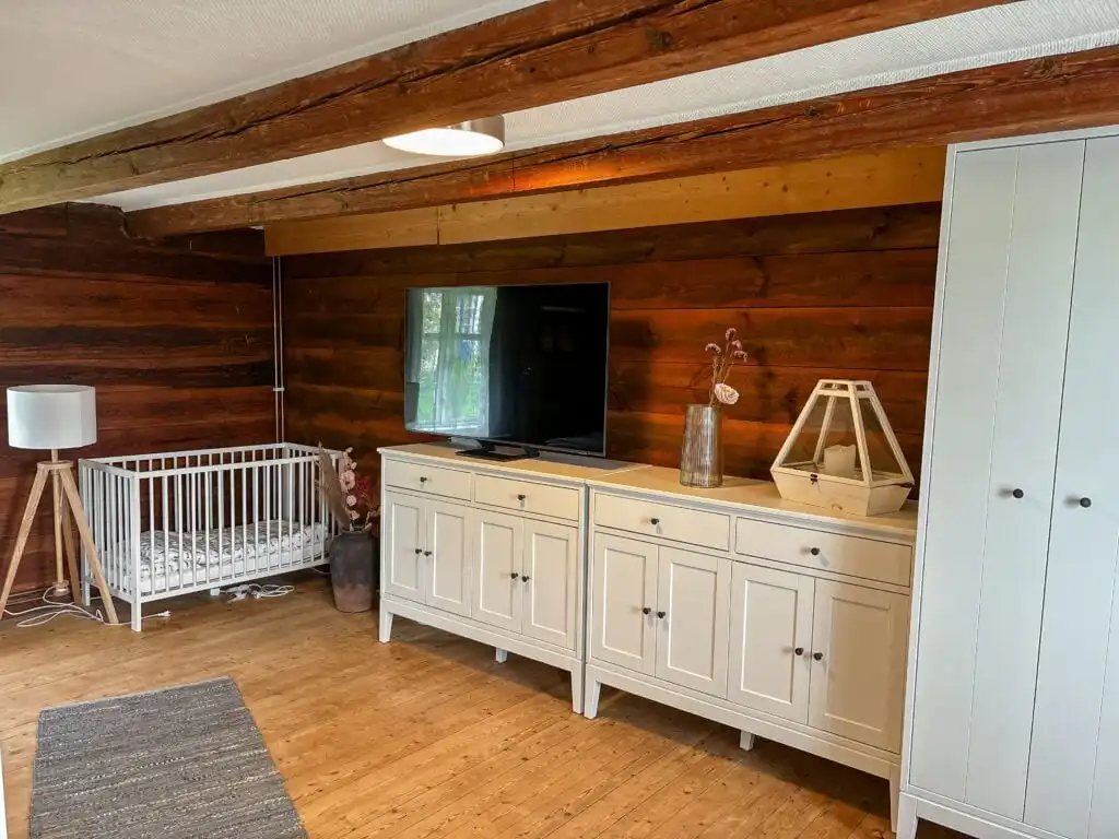 Schlafzimmer mit Holzdetails im Ferienhaus Istaby
