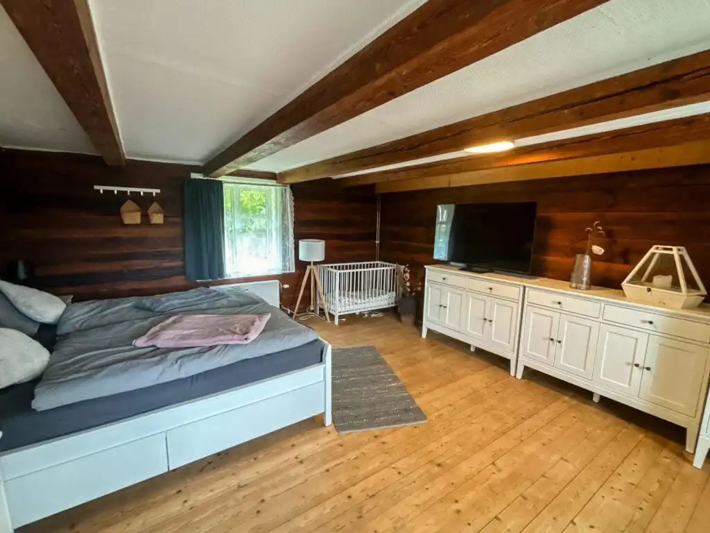 Schlafzimmer mit Dachbalken im Ferienhaus Istaby