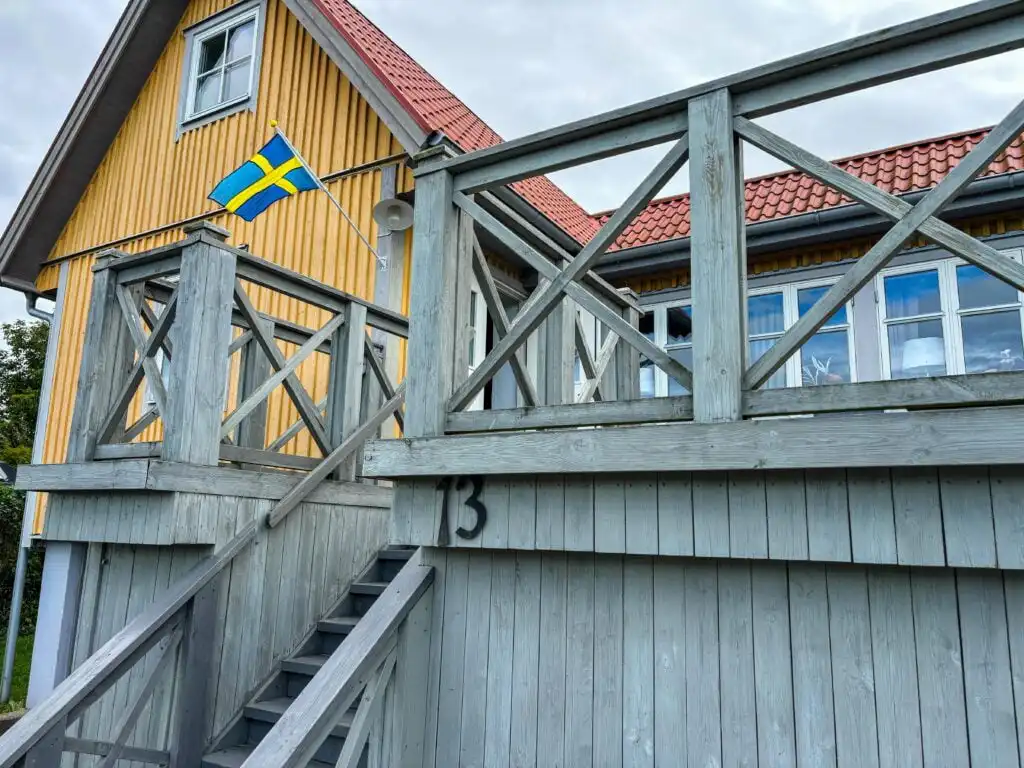 Detail der schwedischen Holzfassade mit Balkonen am Ferienhaus Istaby