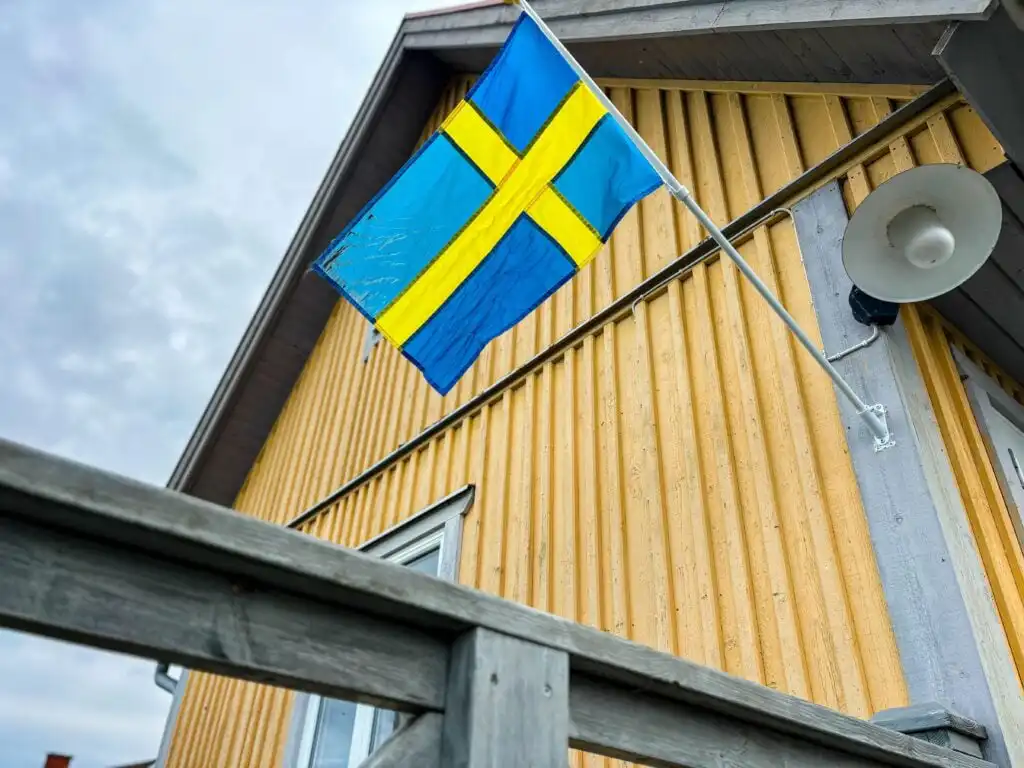 Hausfassade mit schwedischer Flagge am Ferienhaus Istaby in Blekinge