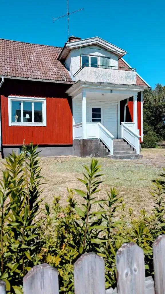 Hauptansicht der Villa Langstrumpf in Silverdalen – modernes Ferienhaus nahe Astrid Lindgrens Värld in Småland