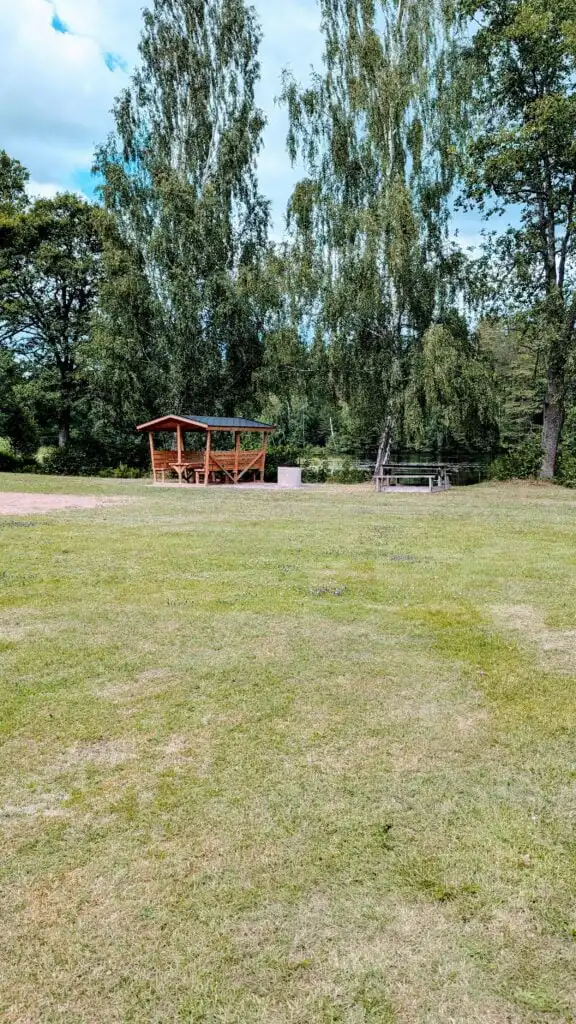 Picknickplatz am Wasser in Silverdalen – Natur und Erholung nahe Villa Langstrumpf und Astrid Lindgrens Värld