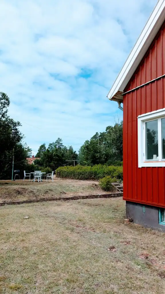 Eingangsbereich der Villa Langstrumpf in Silverdalen – modernes Ferienhaus nahe Astrid Lindgrens Värld