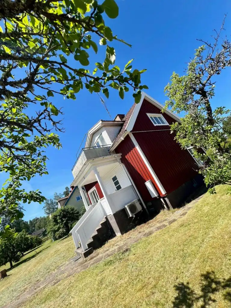Außenansicht der Villa Langstrumpf in Silverdalen – Ferienhaus für Familien nahe Astrid Lindgrens Värld