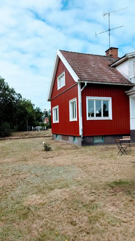 Eingangsansicht der Villa Langstrumpf in Silverdalen – Ferienhaus nahe Astrid Lindgrens Värld