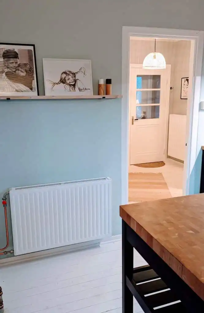 Heller Eingangsbereich der Villa Langstrumpf in Silverdalen – modernes Ferienhaus für Familien