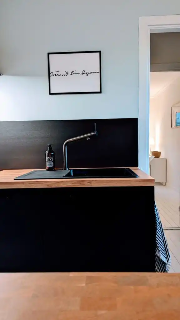Küchenbereich der Villa Langstrumpf in Silverdalen – modernes Familienferienhaus in Småland
