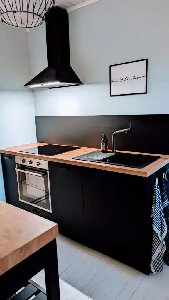 Moderne Küche der Villa Langstrumpf in Silverdalen – Familienferienhaus nahe Astrid Lindgrens Värld