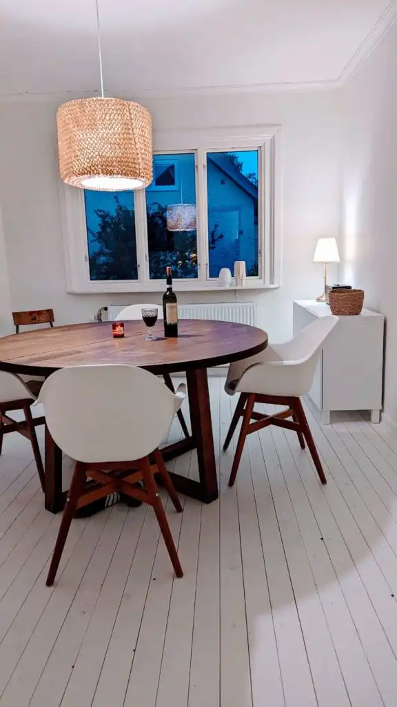 Modern eingerichtetes Wohnzimmer der Villa Langstrumpf nahe Astrid Lindgrens Värld in Silverdalen