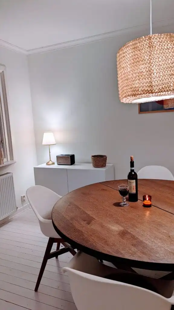 Wohnzimmer mit Sofa in der Villa Langstrumpf in Silverdalen – modernes Ferienhaus für Familien