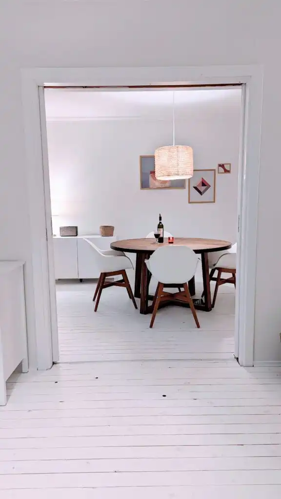 Heller Wohnraum der Villa Langstrumpf in Silverdalen – modernes Familienferienhaus in Småland