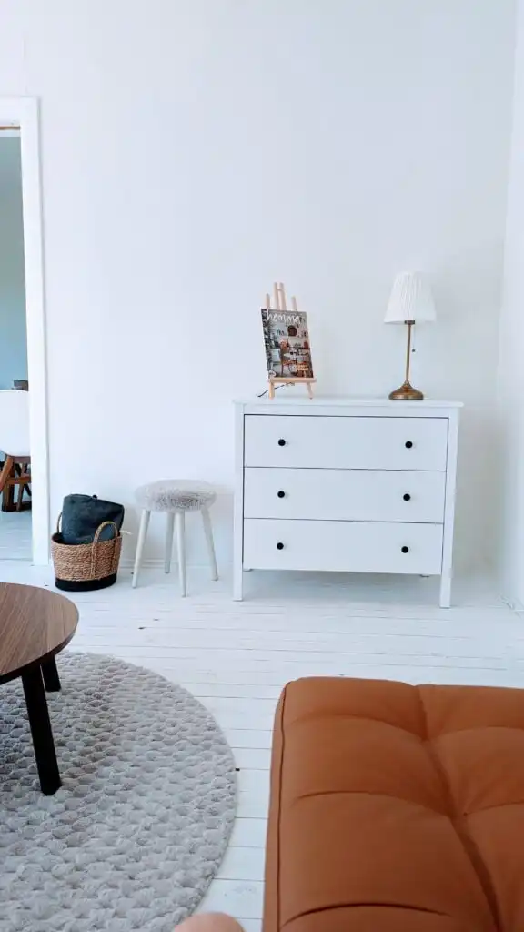 Wohnraum der Villa Langstrumpf in Silverdalen mit Blick in den Garten – modernes Ferienhaus in Småland