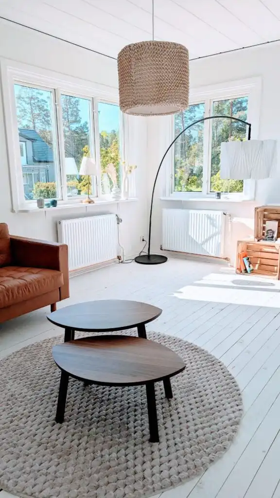 Helles Wohnzimmer der Villa Langstrumpf nahe Vimmerby – modernes Ferienhaus für Familien