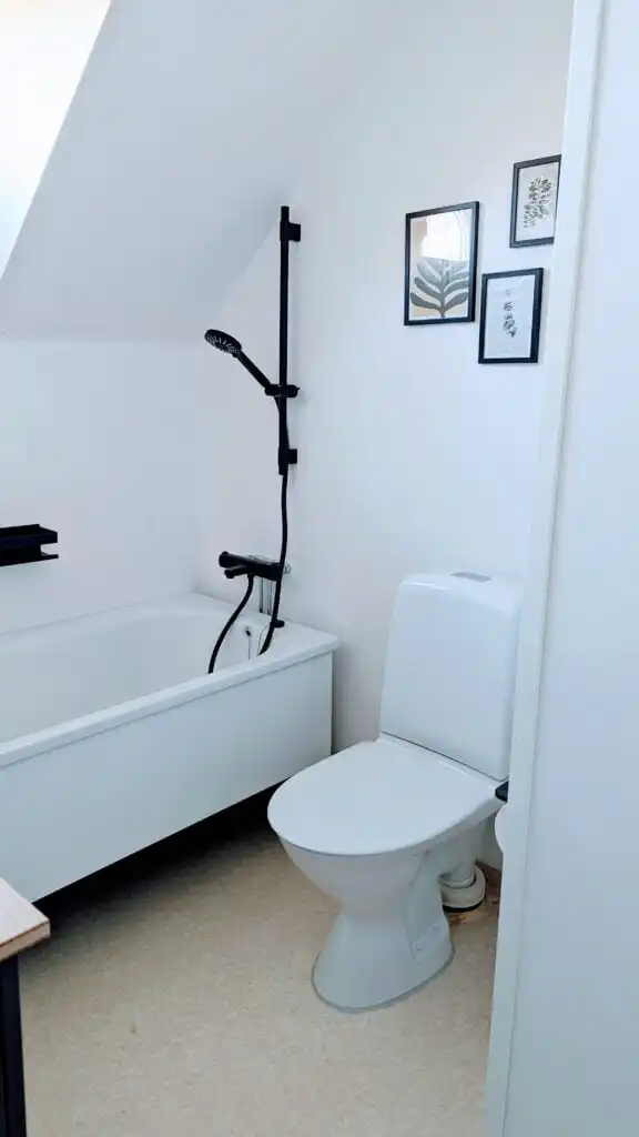 Badezimmer mit Dusche in der Villa Langstrumpf in Silverdalen – modernes Ferienhaus in Småland