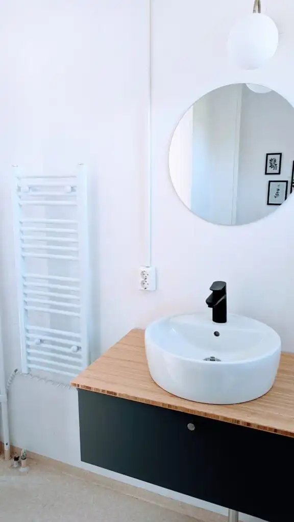 Helles Badezimmer der Villa Langstrumpf nahe Vimmerby – modernes Ferienhaus für Familien
