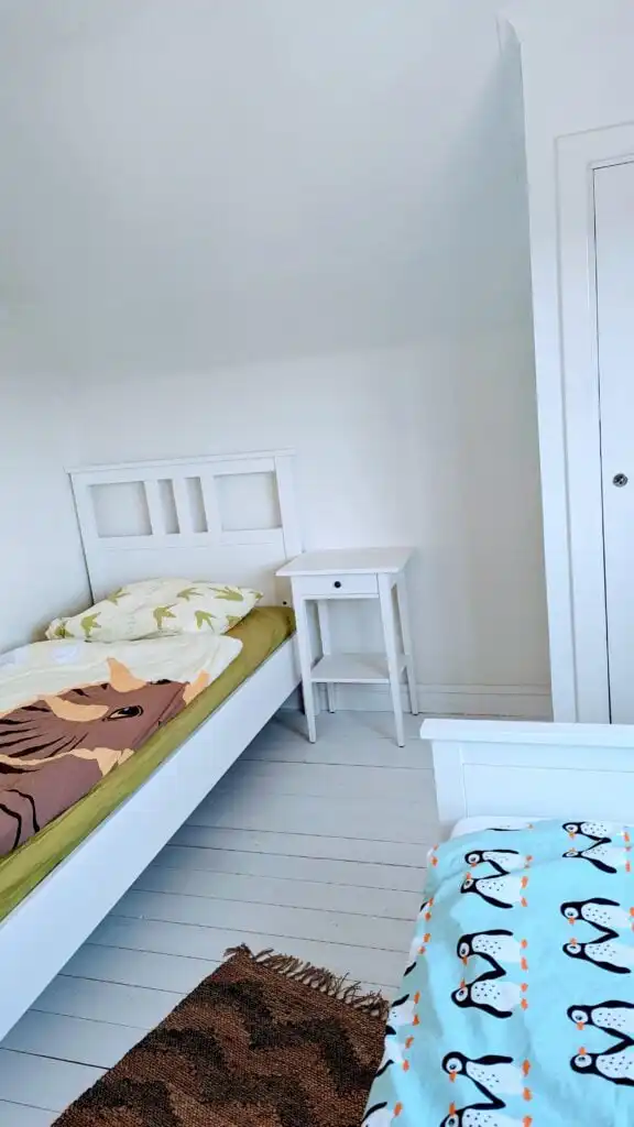 Helles Schlafzimmer der Villa Langstrumpf nahe Vimmerby – Ferienhaus für Familien in Småland
