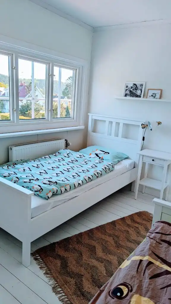 Schlafzimmer der Villa Langstrumpf in Silverdalen – modernes Familienferienhaus nahe Astrid Lindgrens Värld