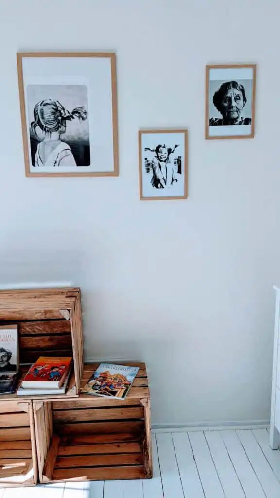 Wohnzimmer der Villa Langstrumpf in Silverdalen mit Esstisch – Ferienhaus nahe Astrid Lindgrens Värld