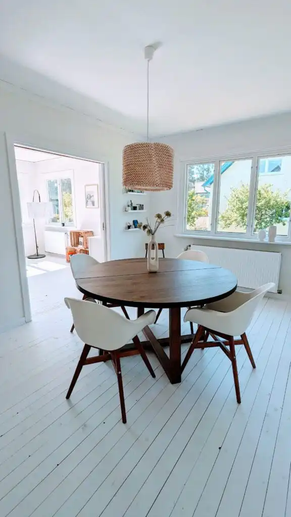 Wohnbereich der Villa Langstrumpf in Silverdalen mit Sitzplatz und Blick ins Grüne – Familienferienhaus in Småland