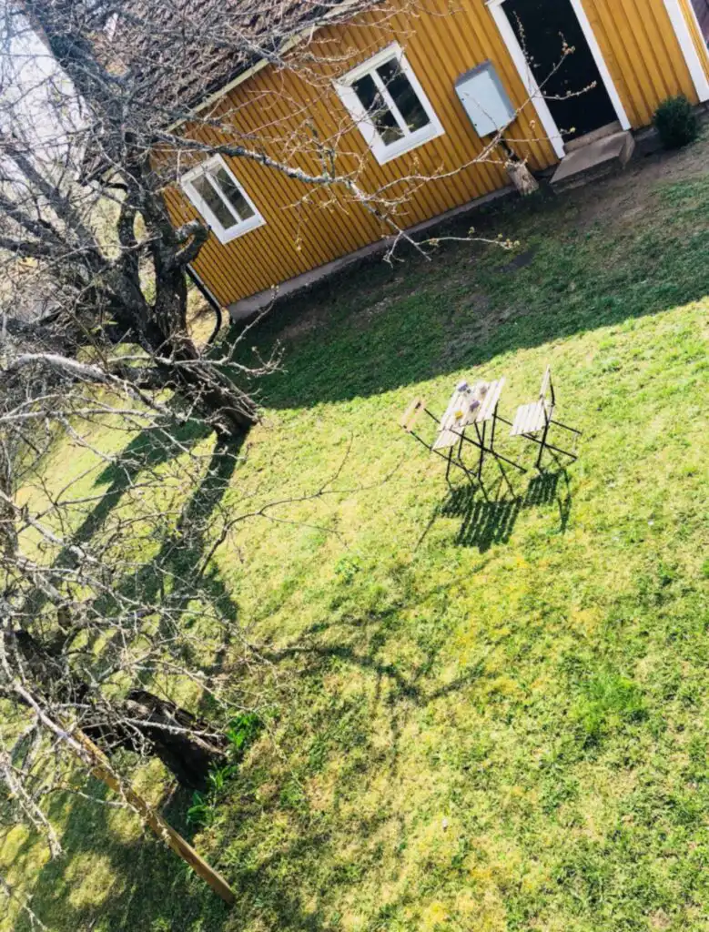 Garten mit Obstbäumen am Ferienhaus Villa Obstgarten in Mörlunda Småland