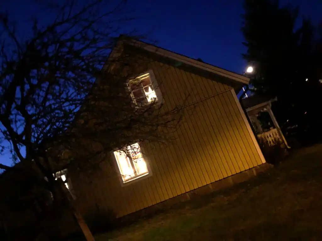 Vogelperspektive der Villa Obstgarten Ferienhaus in Mörlunda Småland bei Nacht