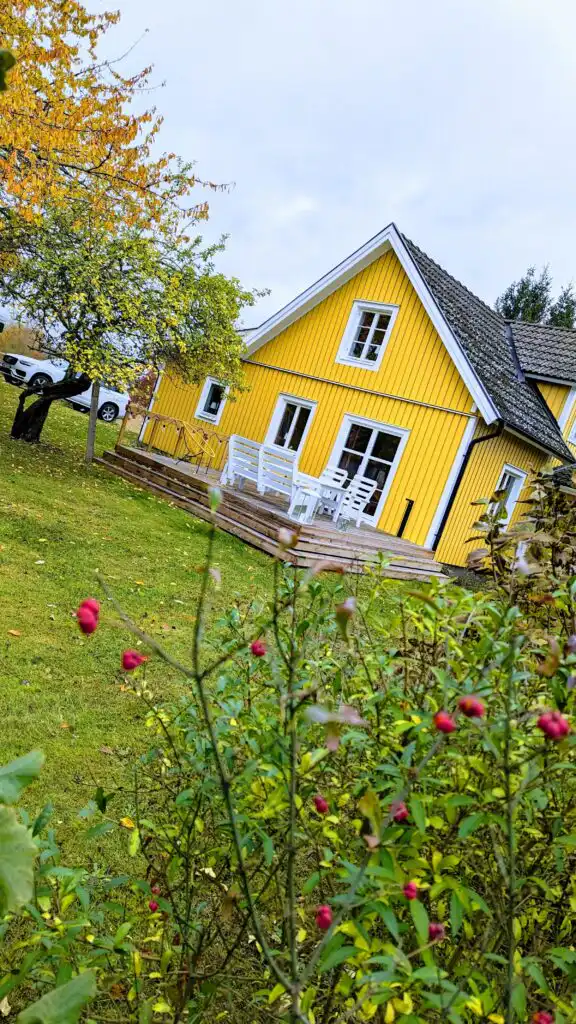 Außenansicht der Villa Obstgarten Ferienhaus in Mörlunda Småland mit Garten