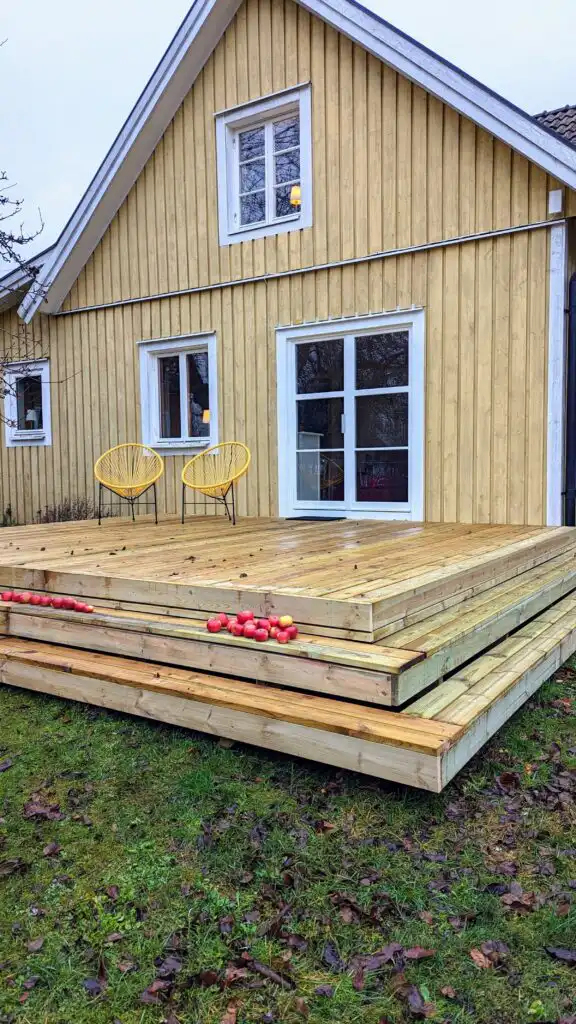 Holzterrasse am Ferienhaus Villa Obstgarten in Mörlunda Småland