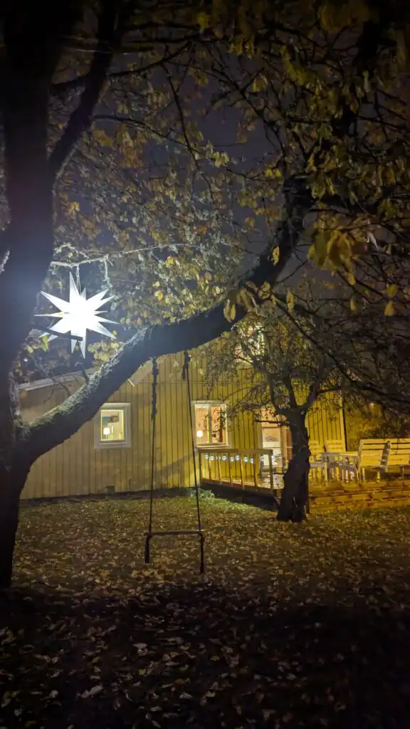 Beleuchteter Garten am Ferienhaus Villa Obstgarten in Mörlunda Småland
