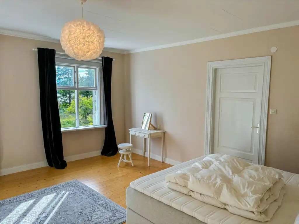 Schlafzimmer mit Fensterblick im Seegut Hovmantorp in Småland