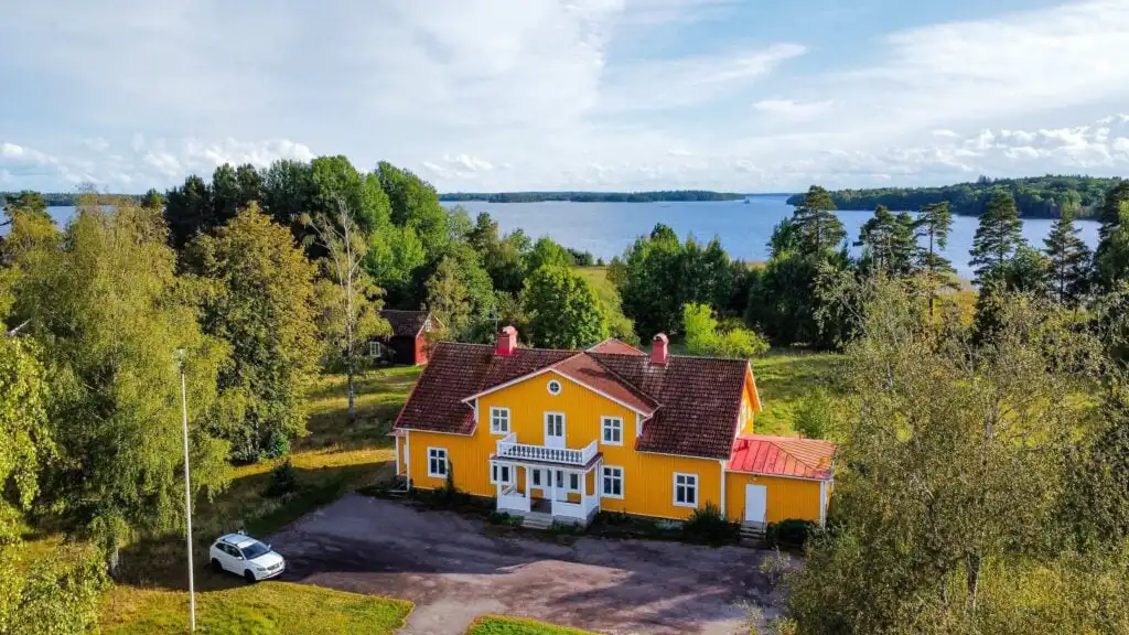 Vogelperspektive vom Seegut Hovmantorp direkt am See in Småland