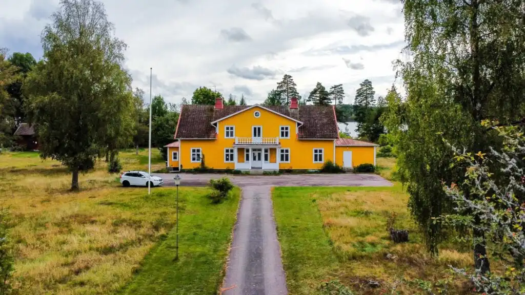 Hauptansicht vom Seegut Hovmantorp in Hovmantorp – großzügiges Ferienhaus am See