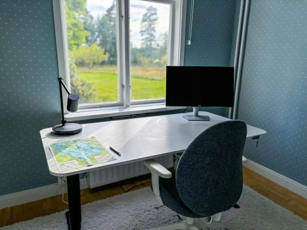 Arbeitsbereich mit Seeblick im Seegut Hovmantorp in Småland