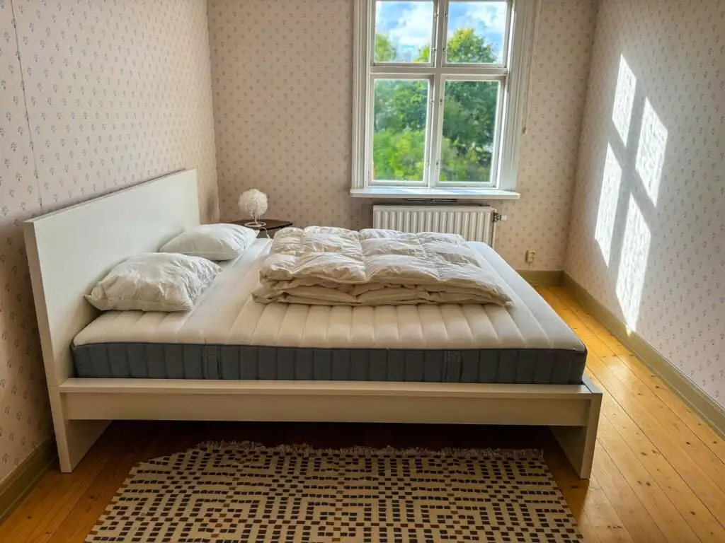Helles Schlafzimmer im Seegut Hovmantorp in Småland