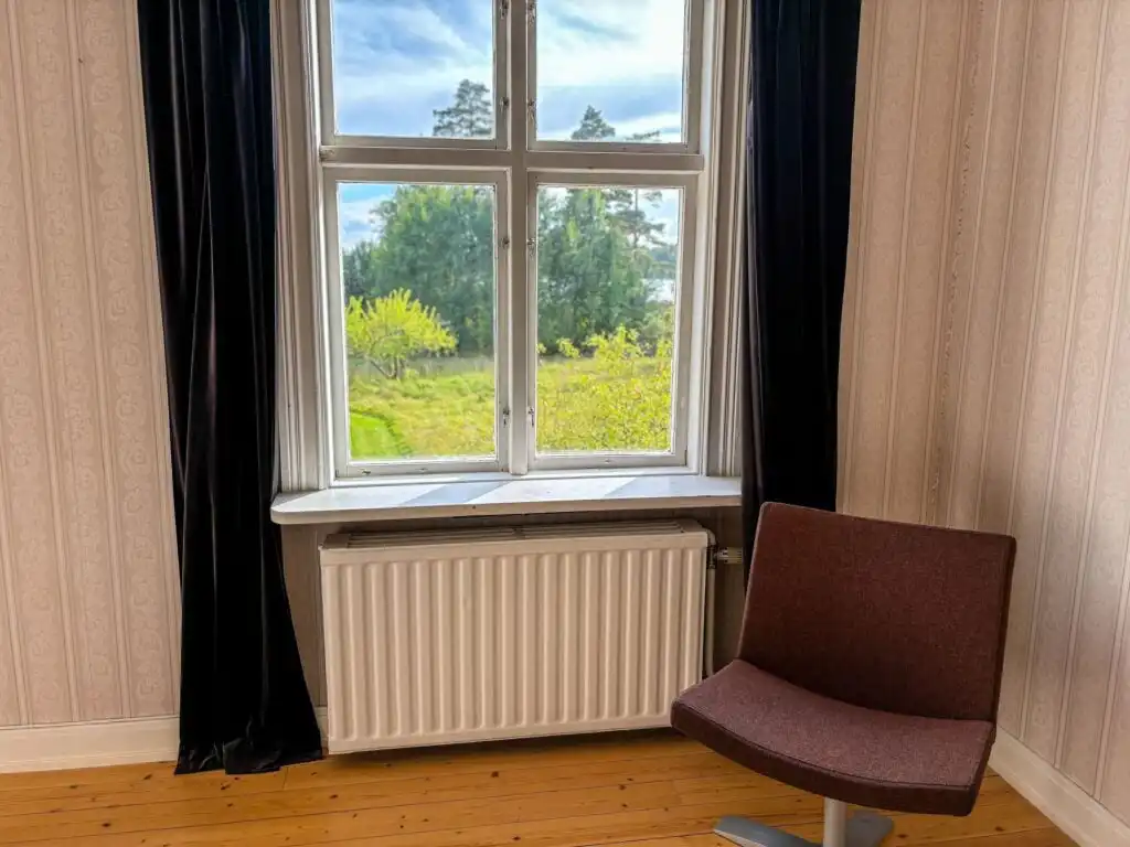 Schlafzimmer mit Seeblick im Seegut Hovmantorp in Småland