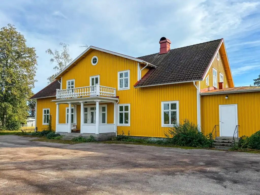 Hauptansicht vom Seegut Hovmantorp in Småland