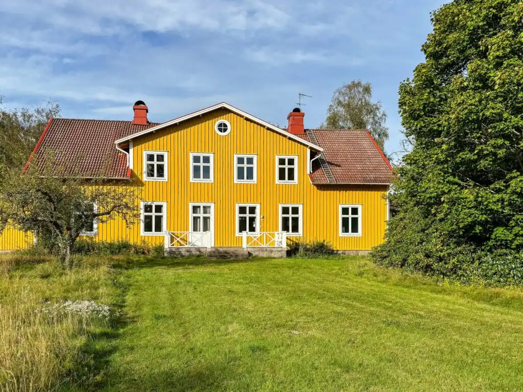 Fassade vom Seegut Hovmantorp in Hovmantorp – Ferienhaus direkt am See