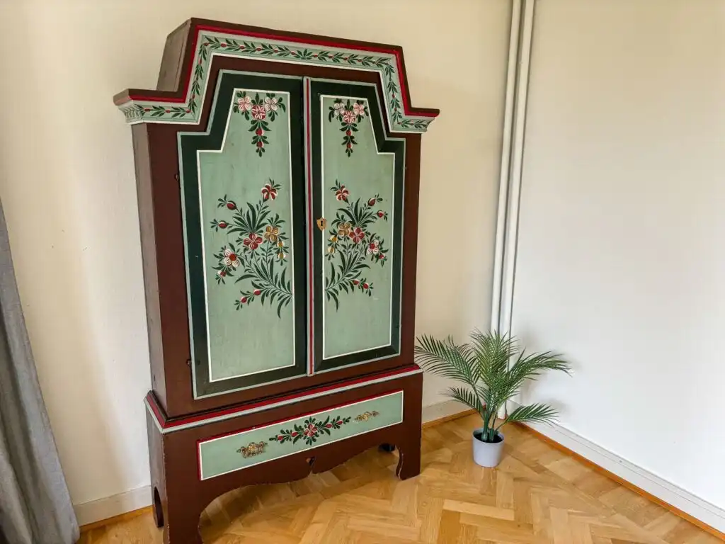 Wohnbereich mit Spiegel und Holzdetails im Seegut Hovmantorp