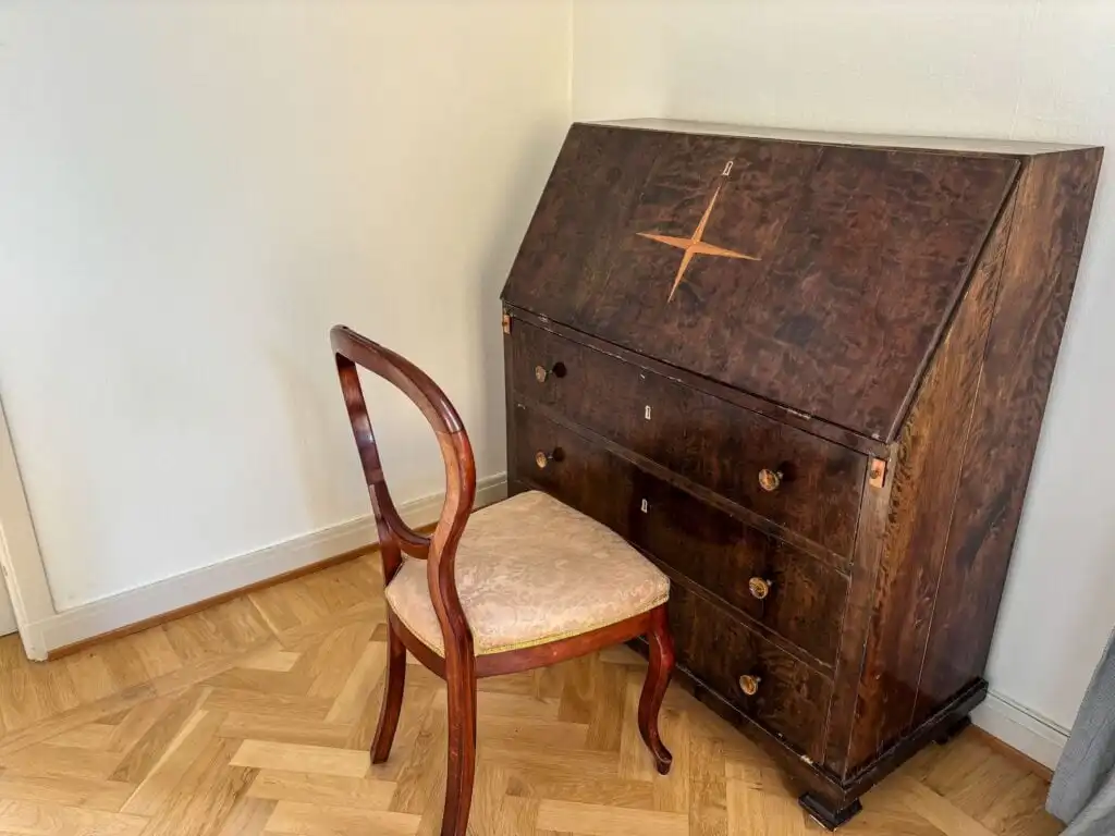 Wohnzimmer im Seegut Hovmantorp mit klassischer Einrichtung