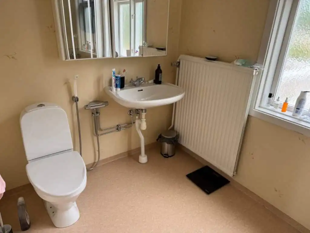 Badezimmer mit Fenster im Seegut Hovmantorp in Småland