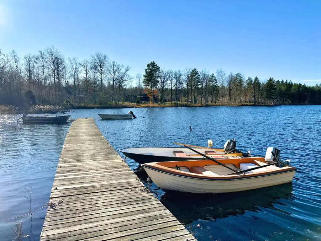 Steg mit Boot an der Villa Lotte – Ferienhaus in Alsterbro direkt am See