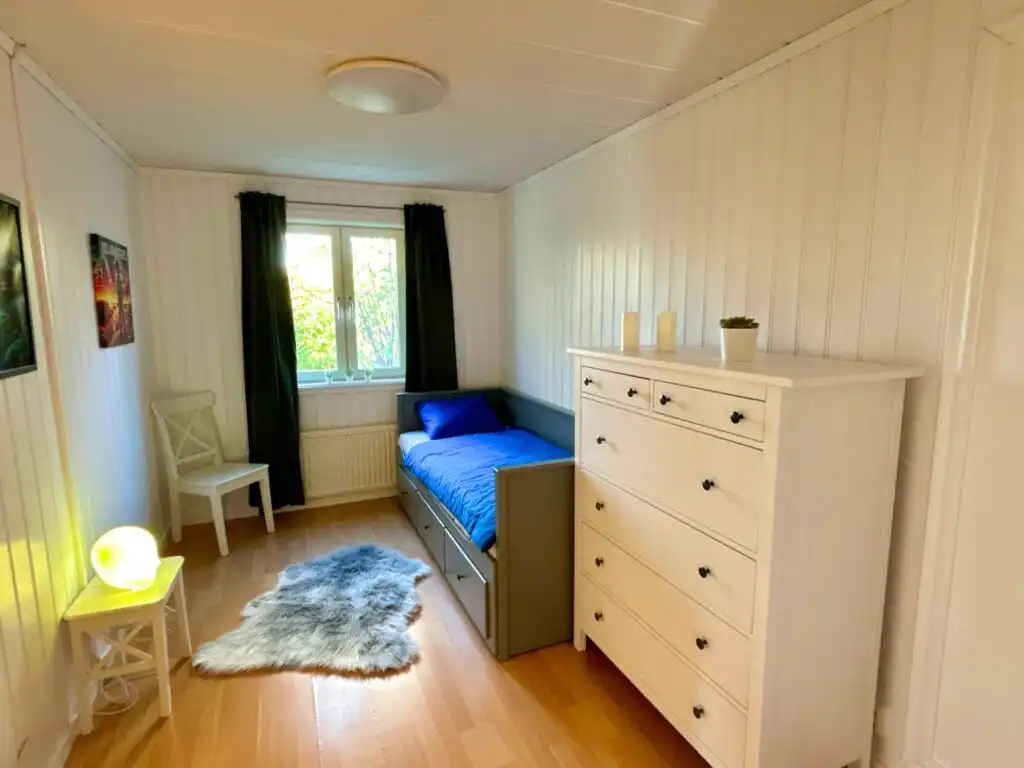 Helles Schlafzimmer mit Doppelbett – Ferienhaus am See in Alsterbro
