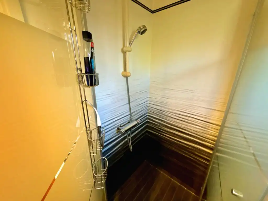 Helles Badezimmer mit Dusche – Villa Lotte in Småland am See