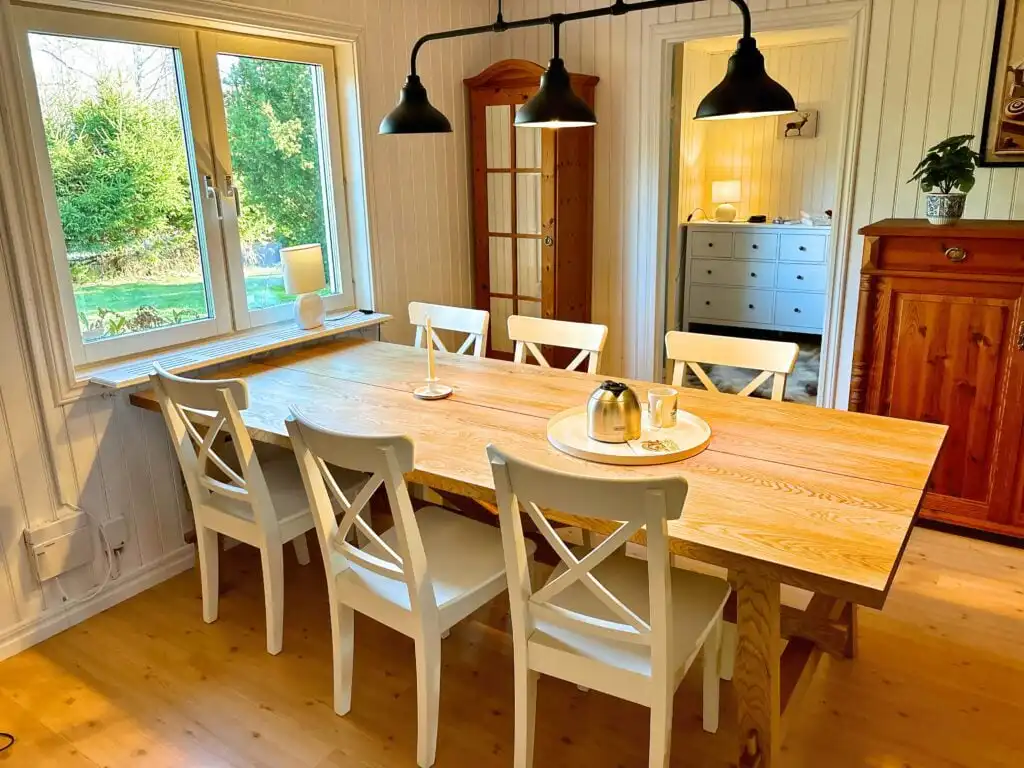 Offener Wohn- und Essbereich mit Blick ins Grüne – Villa Lotte in Småland