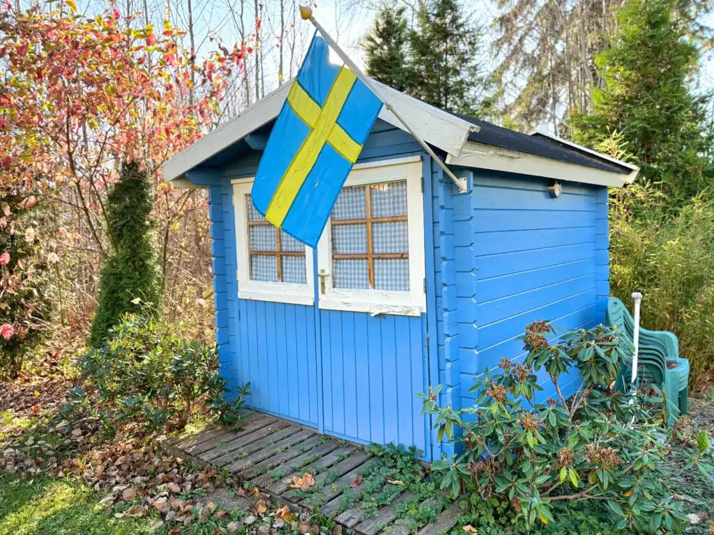 Blaues Gartenhaus im Außenbereich der Villa Lotte – Ferienhaus in Småland mit viel Natur