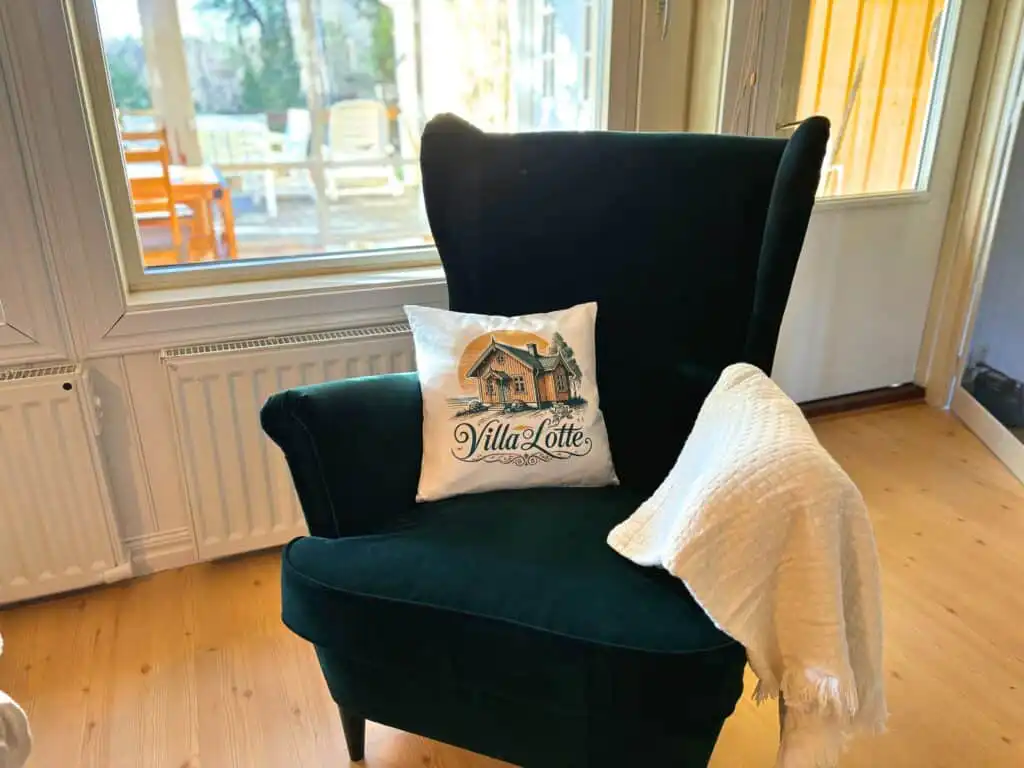Stilvoll eingerichtetes Wohnzimmer der Villa Lotte – gemütliches Ferienhaus in Alsterbro