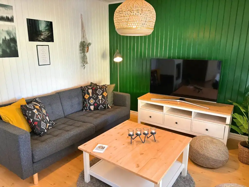 Wohnbereich mit TV und Multimedia – Villa Lotte, Ferienhaus am See in Alsterbro, Småland