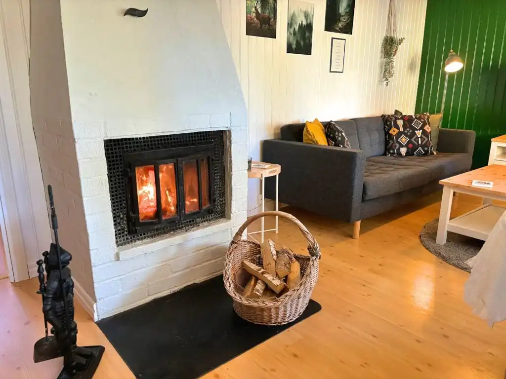 Kaminofen im Wohnzimmer der Villa Lotte – Ferienhaus mit Kamin am See in Småland