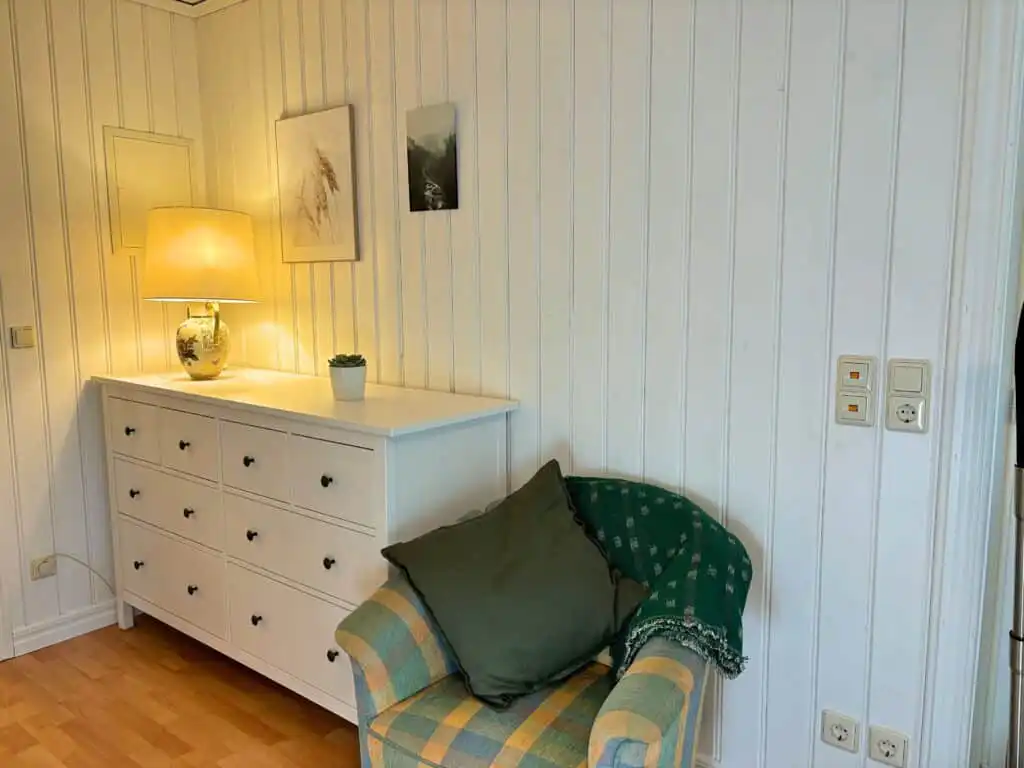 Schlafzimmer mit Kommode und warmer Beleuchtung – Villa Lotte in Alsterbro
