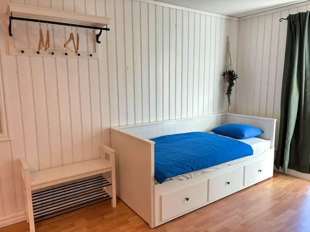 Gemütliches Schlafzimmer mit Einzelbett – Ferienhaus am See in Småland mit Kamin